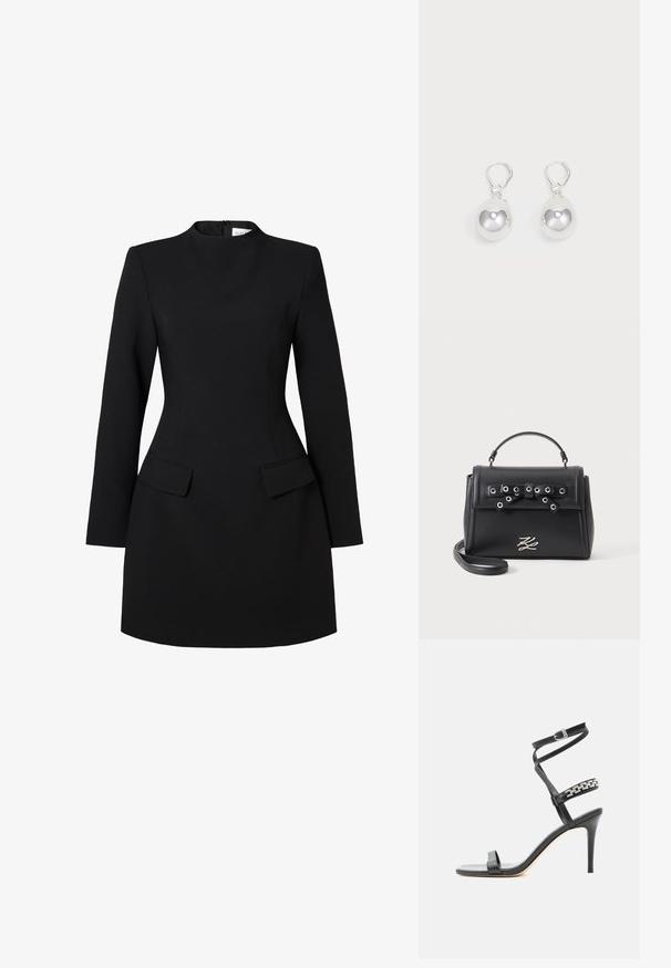 Schwarzes Kleid mit hohem Kragen, langen Ärmeln und figurbetonter Silhouette. Besitzt zwei vordere Taschen und Nahtdetails für einen strukturierten Look.; Schwarze Sandalette mit hohem Absatz, schlankem Knöchelriemen, Mittelriemen verziert mit silbernen Kettengliedern und offenem Zehendesign.; Schwarze Lederhandtasche mit oberem Griff, abnehmbarem Schulterriemen, silbernem Ösen-Schleifendetail auf dem Überschlag und silbernem Logoemblem vorne.; Silberne Tropfenohrringe mit glatten, runden, reflektierenden Oberflächen, die an Hakenverschlüssen hängen. Der Hintergrund ist reinweiß.