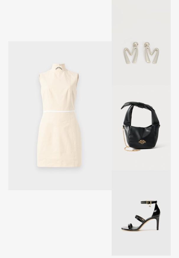 Ärmelloses beiges Minikleid mit hohem Kragen, dezenten Nahtdetails, weißem Taillenbesatz und "MOSCHINO"-Schriftzug am Kragen.; Schwarze Lackleder-Sandale mit drei Riemen, Knöchelriemen und 10 cm hohen Stiletto-Absatz. Verfügt über goldfarbene Hardware-Details und ein Logo-Charm.; Schwarze weiche Lederhandtasche von Love Moschino mit geknotetem Griff und goldenem Kettenriemen auf weißem Hintergrund.; Paar silberfarbene Metallohrringe in Form des kantigen Buchstabens M mit abgerundeten Stegen auf weißem Hintergrund.