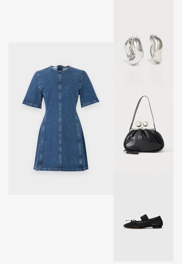 Robe courte en denim bleu avec manches courtes, taille cintrée, et coutures visibles verticales et horizontales sur un fond uni.; Chaussure plate noire avec un bout pointu, fabriquée en tissu texturé, avec un accent à nœud et un petit talon rond. Sangle élastique au niveau de la cheville.; Sac à main en cuir noir avec un design plissé, une sangle unique, un cadre métallique argenté et deux grandes fermoirs ronds en argent.; Boucles d'oreilles sculpturales en argent avec des formes douces et courbes et des surfaces réfléchissantes. Présentent un design de boucle fermée et une forme organique distincte.