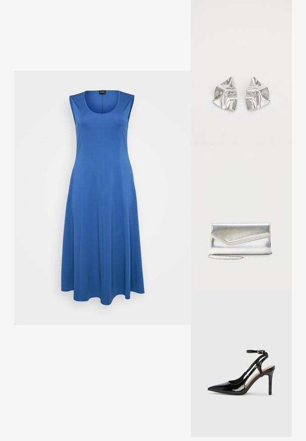 Blå ærmeløs kjole lavet af blødt materiale, med en rund halsudskæring og en svævende A-linje silhuet. Minimalistisk design, ingen synlige mønstre eller detaljer.; Sorte laklæder højhælede slingback-sko med spids tå, justerbar ankelrem og åben sider. Glat tekstur.; Skinnende sølv clutch taske med kuvertlåg og dekorativ kant, lille sølvkæde, på ensartet lys baggrund.; Sølvmetal øreringe med et bølgende, skulpturelt design, der har en poleret overflade og uregelmæssige former, hvilket fremhæver en moderne æstetik.