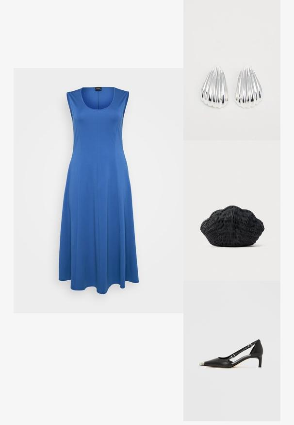 Blaues ärmelloses Kleid aus weichem Stoff, mit rundem Ausschnitt und fließender A-Linien Silhouette. Minimalistisches Design, keine sichtbaren Muster oder Akzente.; Schwarzer Lederschuh mit Katzenabsatz, spitzer silberner Zehenkappe und doppelten Schnallenriemen vor weißem Hintergrund.; Schwarze Korbtasche in Muschelform mit gebogenem Oberteil und gewebter Textur auf einfarbigem Hintergrund.; Ein Paar glänzende silberne, gerippte muschelförmige Ohrringe auf einem schlichten weißen Hintergrund, die reflektierende und glatte Oberflächen zeigen.