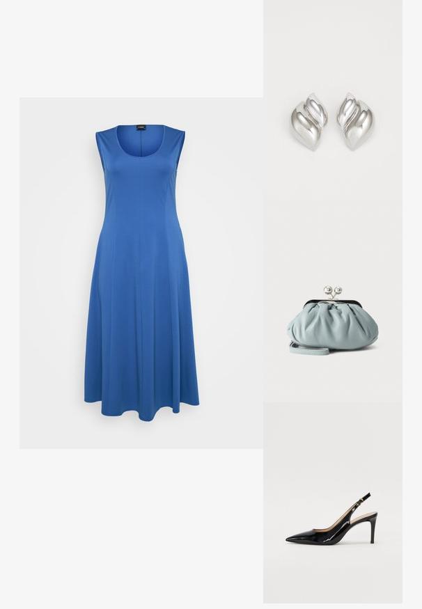 Blaues ärmelloses Kleid aus weichem Stoff, mit rundem Ausschnitt und fließender A-Linien Silhouette. Minimalistisches Design, keine sichtbaren Muster oder Akzente.; Schwarz lackierte Slingback-Pumps mit spitzem Zehenbereich, schlankem Absatz und einem subtilen Ausschnittdesign. Verfügt über eine goldene Schnalle am Riemen.; Kleine hellblaue Leder-Münztasche mit silbernem Metall-Kissenschloss und kurzem Handgelenksriemen vor einfarbigem Hintergrund.; Silberne Ohrringe mit einer organischen, abstrakten Form. Glatte, glänzende Oberfläche mit einem konischen Design. Mit dezenten Kurven und einem zentralen Linienelement.