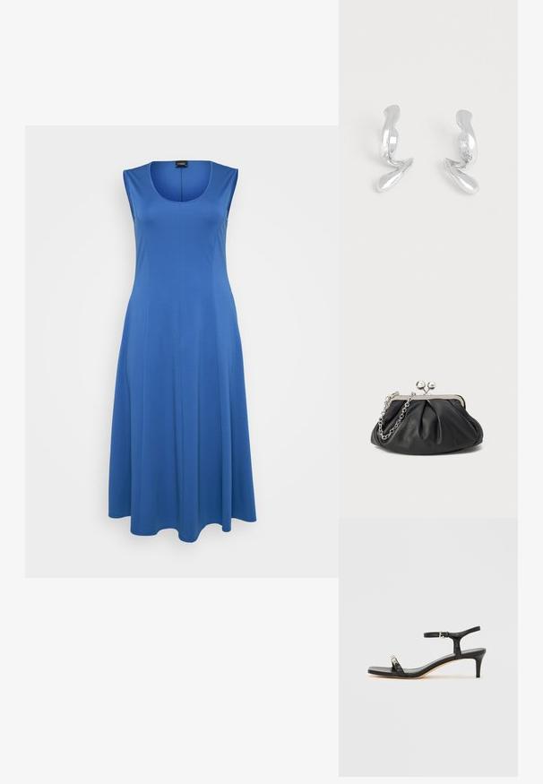 Blaues ärmelloses Kleid aus weichem Stoff, mit rundem Ausschnitt und fließender A-Linien Silhouette. Minimalistisches Design, keine sichtbaren Muster oder Akzente.; Schwarze Leder-Sandale mit Absatz und Knöchelriemen, offenem Zehenbereich, quadratischer Vorderseite und silbernen Metallakzenten. Eng anliegendes Design mit schlanker Silhouette.; Schwarze Leder-Clutch mit geraffter Textur, silberfarbener Metallrahmen, Druckverschluss und Kettenriemen. Glatte, weiche Oberfläche.; Ein Paar glänzende silberne Ohrringe in abstrakter Form vor einem schlichten weißen Hintergrund.