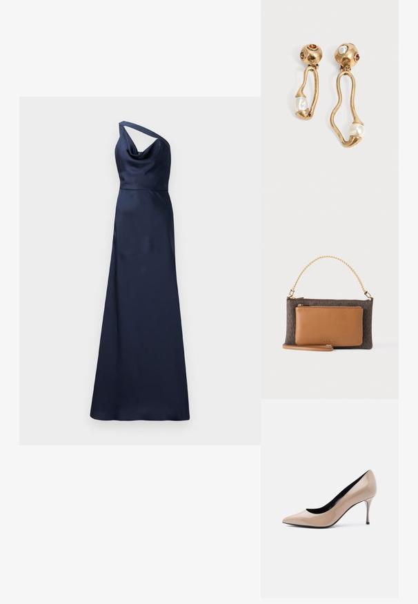 Marineblauwe satijnen avondjurk met een schouderontwerp, een kielvormige halslijn en een vloeiende, lange silhouet tot de vloer. Glad textuur en elegante eenvoud.; Beige lakleren pumps met een spits toelopende neus en een slanke naaldhak, met een zwarte voering, op een witte achtergrond.; MICHAEL Michael Kors JET SET - Handtas - brown; Goudkleurige oorbellen met onregelmatige open vormen, elk met een parel aan de onderkant en edelsteendetails op de ronde stekers.