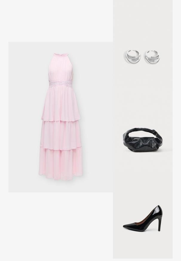 Robe longue rose clair sans manches à étages avec col montant et détail de ceinture en dentelle, présentée sur fond blanc uni.; Escarpin femme en cuir verni noir à talon haut, bout pointu et talon fin sur fond blanc uni.; Sac noir en matériau texturé et brillant avec une poignée circulaire torsadée et une fermeture éclair. Présente un design doux et froissé.; Paire de boucles d'oreilles anneaux en argent poli avec un design de barre incurvée superposée sur un fond clair uni.