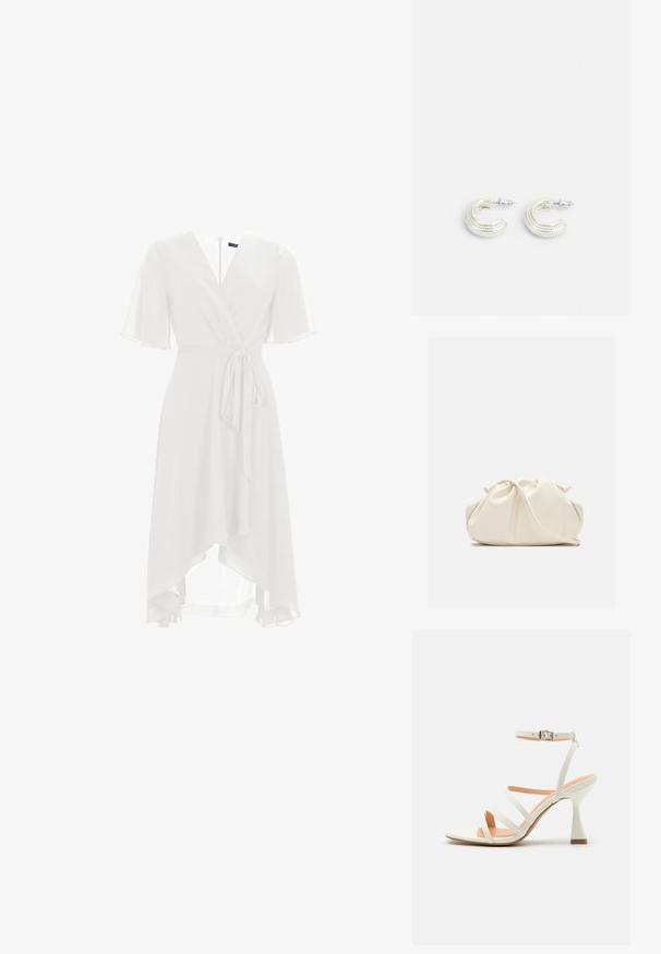 Robe enveloppante blanche avec des manches flottantes courtes, décolleté en V et taille à cordon. Tissu transparent drapé de manière asymétrique jusqu'à mi-mollet.; Sandale à talons hauts blanche à lanières avec une boucle à la cheville, texture lisse, bout carré et talon sculpté. Semelle intérieure beige clair.; Pochette en cuir souple couleur crème avec un design froncé et une fine bandoulière reposant à l’avant sur un fond uni.; Boucles d'oreilles en ton argent, au design en anneau torsadé, présentant une surface texturée et des détails nervurés, sécurisées par une fermeture à tige.