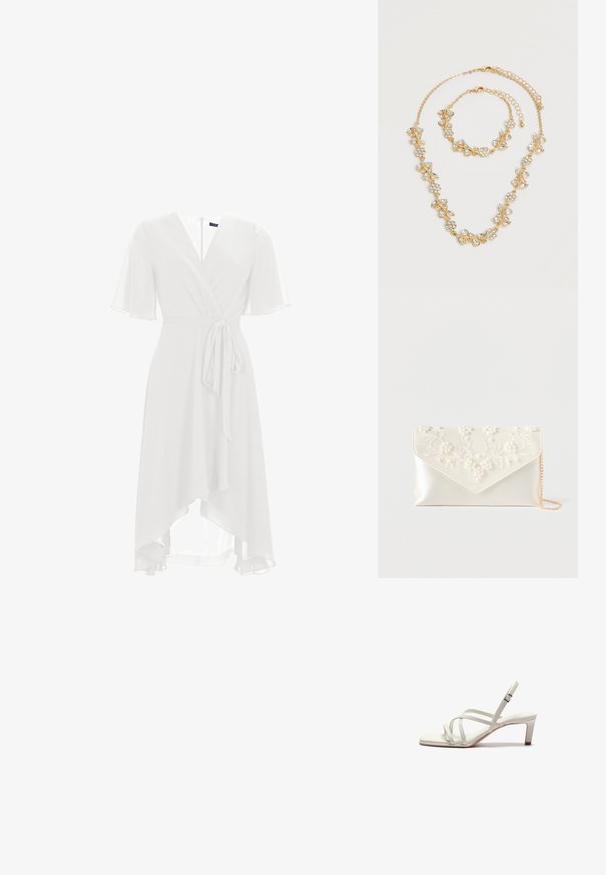 Witte wikkeljurk met korte vlindermouwen, V-hals en een strik taille. Doorzichtig stof valt asymmetrisch tot halverwege de kuit.; Zign by Zalando Klassieke pumps - off white; Crème satijnen clutch met parel- en bloemenborduursel op de klep, en een dunne gouden kettingriem op witte achtergrond.; Goudkleurige ketting- en armbandsset met heldere kristallen bloemen- en bladontwerpen, beide met verstelbare kettingsluitingen op een witte achtergrond.
