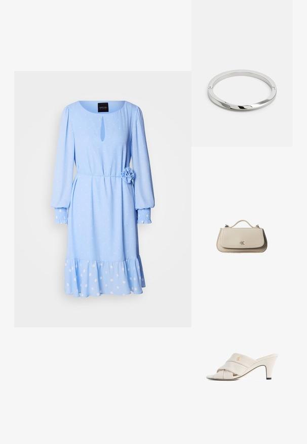 Robes bleu clair avec un col rond, des manches longues, un motif à pois, un détail en forme de trou à l'avant et une accent fleur au niveau de la taille.; Mules à talons hauts beiges avec un design de bride en cuir torsadé, bout ouvert et motif de logo en relief. Le talon présente un détail d'embout noir.; Petit sac à main en cuir beige avec poignée supérieure et logo CK argenté sur le rabat avant, présenté sur fond blanc.; Bracelet en métal argenté avec une surface lisse et brillante et des bords plats. Présente un design circulaire ouvert avec un détail de fermoir subtil.