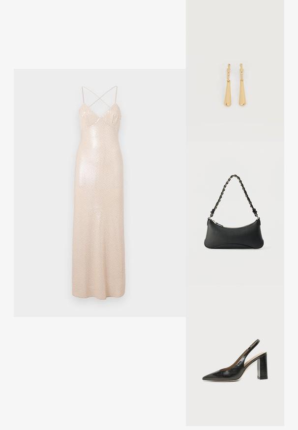 Robe longue avec une silhouette moulante, couleur beige clair, bretelles croisées dans le dos et motif de sequins scintillants sur tout le tissu.; Chaussure slingback en cuir noir à bout pointu avec un talon bloc haut et une doublure intérieure beige sur un fond clair uni.; Sac à bandoulière en cuir noir de forme rectangulaire incurvée, avec une chaîne dorée tissée dans la bandoulière noire tressée et une fermeture éclair sur le dessus.; Boucles d'oreilles pendantes en ton or avec des pendentifs lisses en forme de goutte allongée suspendus à de petites attaches en forme d'anneau sur un fond blanc.