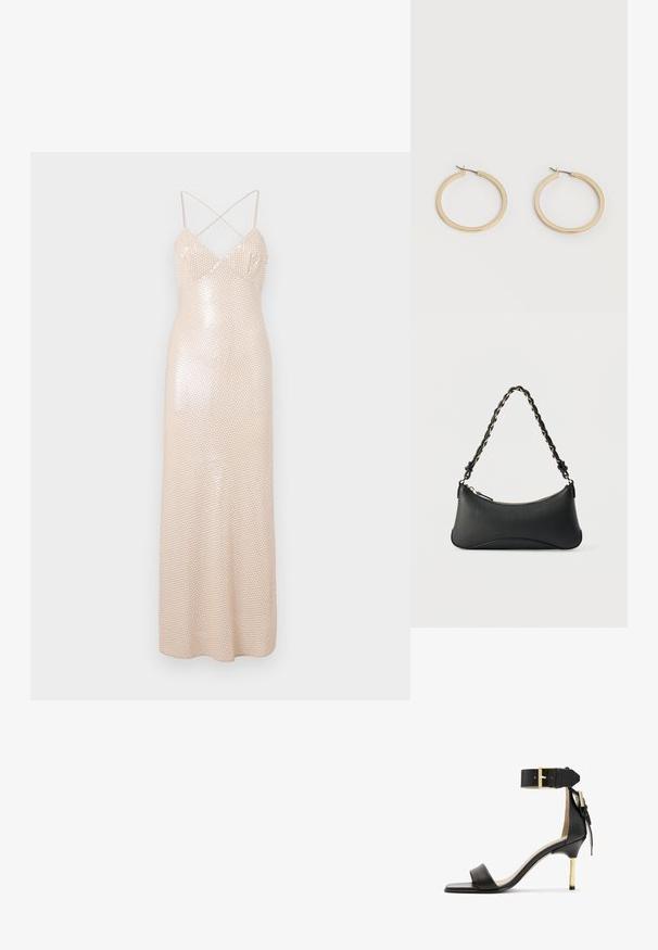 Robe longue avec une silhouette moulante, couleur beige clair, bretelles croisées dans le dos et motif de sequins scintillants sur tout le tissu.; Sandale à talon en cuir noir avec un bout carré, une bride de cheville dotée d'une boucle en or et un talon métallique fin. Texture lisse, design minimaliste.; Sac à bandoulière en cuir noir de forme rectangulaire incurvée, avec une chaîne dorée tissée dans la bandoulière noire tressée et une fermeture éclair sur le dessus.; Paire de boucles d'oreilles créoles moyennes lisses ton or avec fermoirs à charnière sur fond clair uni.