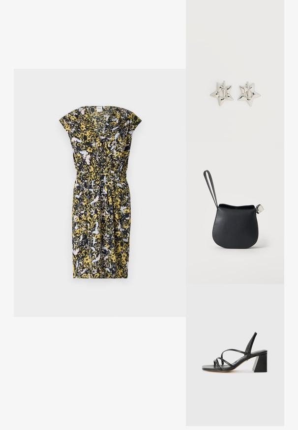 Robe fleurie avec un fond noir, ornée de motifs jaunes et bleu clair, à manches courtes et avec une taille élastique pour la forme.; Sandales noires à talons avec un bout carré, présentant plusieurs fines bretelles et un talon bloc géométrique. Texture en cuir lisse et design minimaliste.; Pochette en cuir noir pour poignet avec base arrondie et fermoir argenté sur fond blanc uni.; Boucles d’oreilles créoles en forme d’étoile argentée avec une finition lisse et polie sur un fond blanc uni.