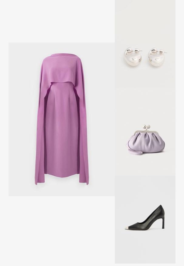 Robe à manches longues en tissu lilas uni, avec un superposition fluide semblable à une cape, présentant un col rond et une silhouette ajustée.; Chaussure à talon haut en cuir noir avec bout pointu et capuchon argenté métallique. Présente une finition lisse et un talon fin de 10 cm.; Pochette lavande douce avec tissu froncé, fermoir kiss-lock argenté et bracelet assorti sur un fond clair uni.; Paire de boucles d'oreilles argentées brillantes et épaisses avec fermoirs à tige, sur fond blanc uni.