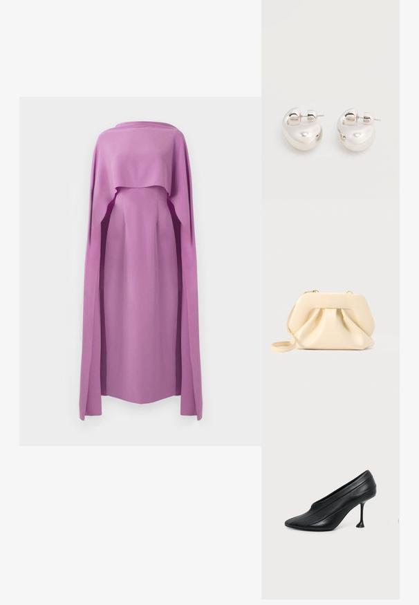 Langärmliges Kleid aus einfarbigem Fliederstoff mit einem fließenden, capa-artigen Überwurf, ausgestattet mit einem runden Ausschnitt und einer taillierten Silhouette.; Schwarzer Leder High-Heel-Schuh mit spitz zulaufender Zehenpartie, geschwungener Sohle und schlankem, ausgestelltem Stöckelabsatz vor schlichtem hellem Hintergrund.; Beige weiche Leder-Clutch mit strukturiertem Rahmen und gerafftem Vorderteil, ausgestattet mit einem dünnen Handgelenkriemen und einem goldenen Reißverschluss.; Paar glänzende silberne dicke Creolen mit Stecker-Verschlüssen auf weißem Hintergrund.