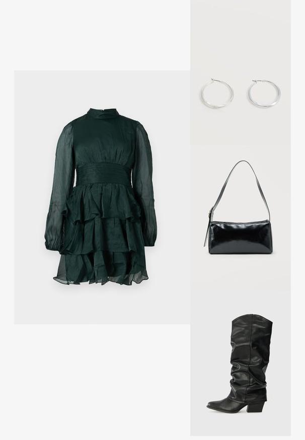 Σκούρο πράσινο φόρεμα chiffon με ψηλό λαιμό, διάφανες μακριές μανίκες, εφαρμοστή μέση και φουσκωτή φούστα με ιριδίζοντα στρώματα.; Μαύρες δερμάτινες μπότες μέχρι το γόνατο με χαλαρή σχεδίαση, μυτερή μύτη και χοντρό τακούνι, με λείο υλικό και ελάχιστες ραφές.; Μαύρη ορθογώνια τσάντα ώμου με έναν ρυθμιζόμενο ιμάντα και κλείσιμο με φερμουάρ στην κορυφή σε μονόχρωμο φόντο.; Ασημένια μεταλλικά σκουλαρίκια κρίκοι με λεία, ελαφρώς κυρτή επιφάνεια και κλειδαριά τύπου latch-back σε απλό λευκό φόντο.