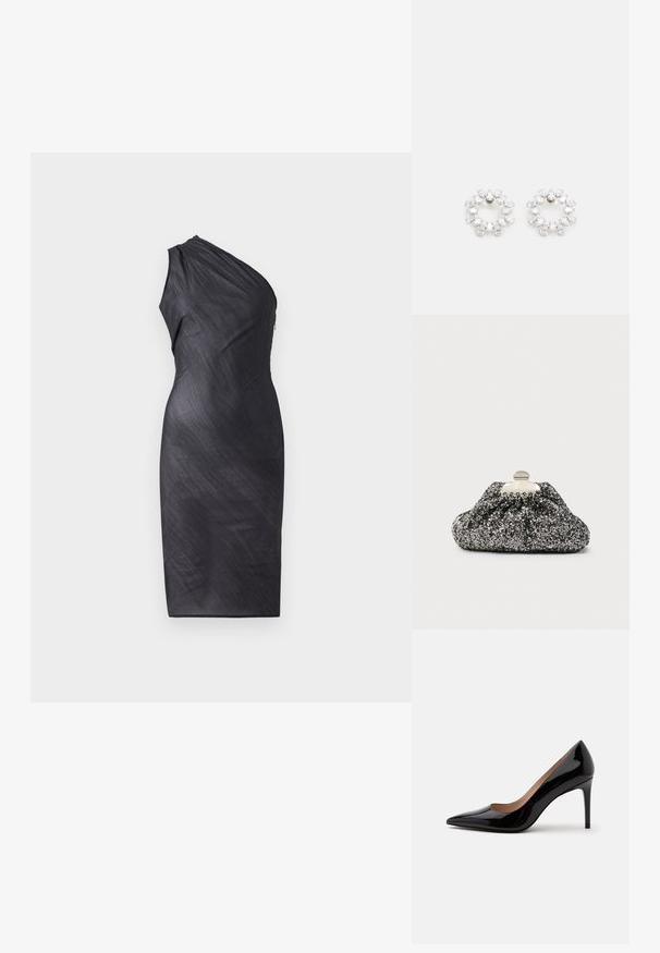 Asymmetrisk sort kjole med én skulder, draperet tekstur, knælængde, tætsiddende silhuet og baglynlåslukning.; Sort laklæder pumps med høje hæle, spids snude og stilethæl, vist i sideprofil på en ensfarvet hvid baggrund.; Sort og sølvglitrende clutch med et samlet design. Metallås med en glat, rund form og tekstureret overflade.; Cirkulære øreringe lavet af metal, prydet med flere klare, facetterede sten arrangeret i et funkende mønster. Farveløse og reflekterende.
