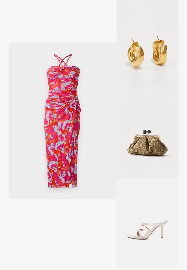 Maxikleid in einem leuchtenden Pink, Rot und blauen abstrakten Muster. Verfügt über ein gerafftes Design, ein trägerloses Oberteil und Überkreuz-Träger.; Beiger High-Heeled Mule mit spitzer Schuhspitze, schlankem Stilettabsatz und drei breiten Lederriemen über dem Fuß.; Kleine Clutch mit goldenem und schwarzem geometrischem Muster, goldfarbenem Metallrahmen, schwarzem Kugelverschluss und kurzem goldfarbenem Kettenriemen.; Fette goldene Creolen mit einem leicht verdrehten, röhrenförmigen Design und Steckverschlüssen auf einem weißen Hintergrund.