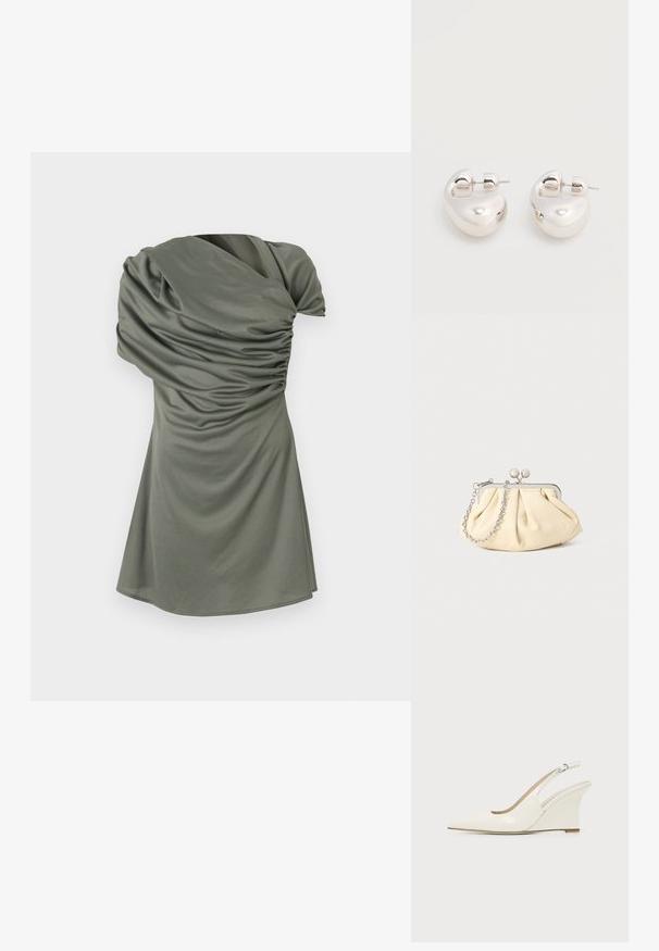 Kurzes ärmelloses Kleid in Olivgrün mit geraffter Textur, asymmetrischem Ausschnitt und taillierter Silhouette, die in einen ausgestellten Saum übergeht.; Weißer Slingback Keilabsatz-Schuh aus Lackleder mit spitzer Schuhspitze und verstellbarem Schnallenriemen vor einfarbigem Hintergrund.; Faltige beigefarbene Ledertasche mit einem silbernen Metallrahmen, ausgestattet mit zwei runden dekorativen Verschlüssen und einem silbernen Kettenriemen.; Paar glänzende silberne dicke Creolen mit Stecker-Verschlüssen auf weißem Hintergrund.