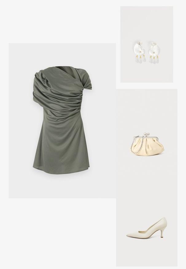 Robe à manches courtes en vert olive, avec une texture froncée, un décolleté asymétrique et une silhouette ajustée qui s'évase en bas.; Chaussure à talon haut en cuir couleur crème, à bout pointu et talon fin de hauteur moyenne, sur un fond clair uni.; Pochette en cuir beige plissé avec un cadre en métal argenté, dotée de deux fermoirs ronds décoratifs et d'une chaîne en argent.; Boucles d'oreilles en résine transparente en forme de coquillage avec de petits accents dorés et trois breloques translucides en forme de goutte pendantes sur chaque boucle d'oreille.