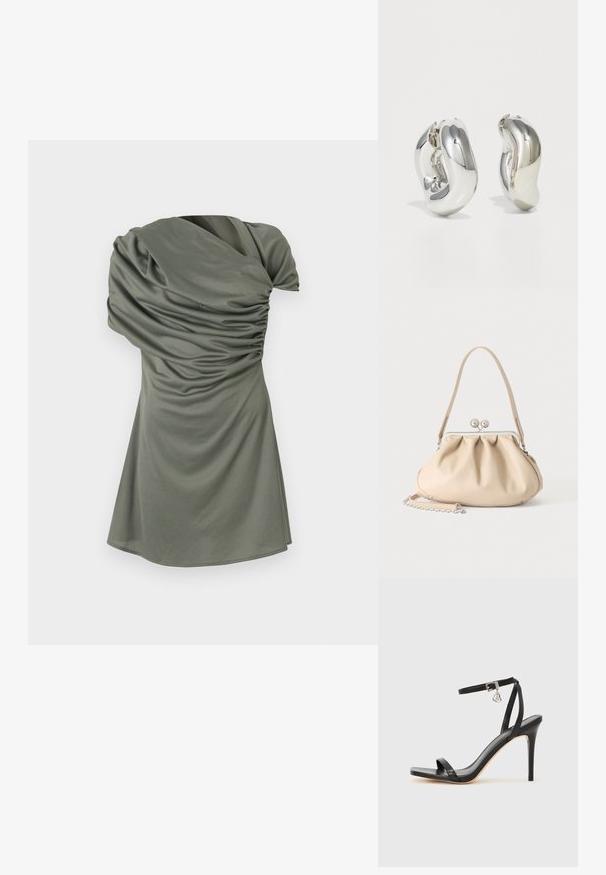 Kurzes ärmelloses Kleid in Olivgrün mit geraffter Textur, asymmetrischem Ausschnitt und taillierter Silhouette, die in einen ausgestellten Saum übergeht.; Schwarze High-Heel-Sandale mit schmalem Knöchelriemen, quadratischer Zehenbox, glattem Leder und metallischem Schnallenakzent.; Beige weiche Lederhandtasche mit silbernem Metallrahmenverschluss, einem Schulterriemen und einem optionalen Kettenriemen auf weißem Hintergrund.; Silberne skulpturale Ohrringe mit glatten, geschwungenen Formen und reflektierenden Oberflächen. Sie verfügen über ein geschlossenes Ringdesign und eine ausgeprägte organische Form.