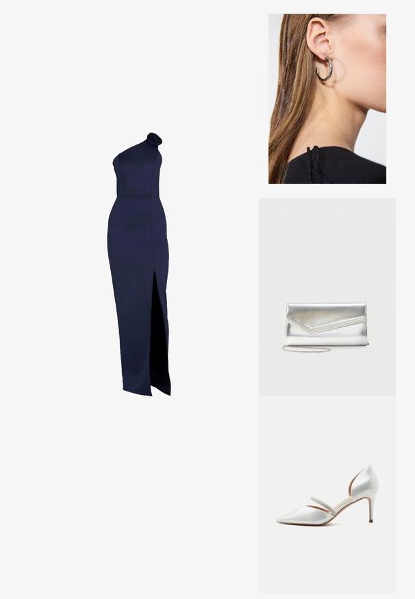 Navyblauwe, een-schouder jurk met een rozendetail, aansluitende silhouet, lange lengte en een hoge split langs de linkerkant.; Zilverkleurige pumps met een puntige neus, lage naaldhak en een dunne band versierd met strass steentjes over de wreef.; Glanzende zilveren clutch met envelopvormige klep en decoratieve rand, klein zilveren kettingriempje, op een effen lichte achtergrond.; Zilveren oorbel met een gepolijste afwerking, met kleine gouden accentdetails en een ronde vorm, gedragen op de oorlel.