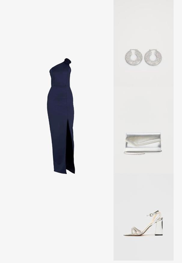 Mørkeblå, one-shoulder kjole med en rose detalje, tætsiddende silhuet, lang længde og en høj slids langs venstre side.; Sølv højhælede sandaler med blokhæl, tre rhinestones remme over tæerne, og en justerbar ankelrem med spænde.; Skinnende sølv clutch taske med kuvertlåg og dekorativ kant, lille sølvkæde, på ensartet lys baggrund.; Sølvøreringe med flere klare krystaludsmykninger, med en struktureret overflade og et åbent rundt design.