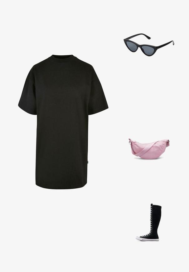 Zwarte katoenen t-shirt met een ronde hals en korte mouwen. Losse pasvorm, eenvoudige ontwerp en geen zichtbare patronen of accenten.; Zwarte hoge sneakers met een hoge ontwerp, gemaakt van canvas. Beschikken over witte veters, stiksels en een rubberen zool met een neuskap.; Zwarte cat-eye zonnebril met donkergrijze lenzen, slank plastic frame, puntige hoeken en rechte pootjes. Geen zichtbare hardware of accenten.; Roze netstructuur schoudertas met een gebogen vorm, voorzien van een soepele schouderband en een ritssluiting. De gestructureerde stof verhoogt de ademend vermogen.
