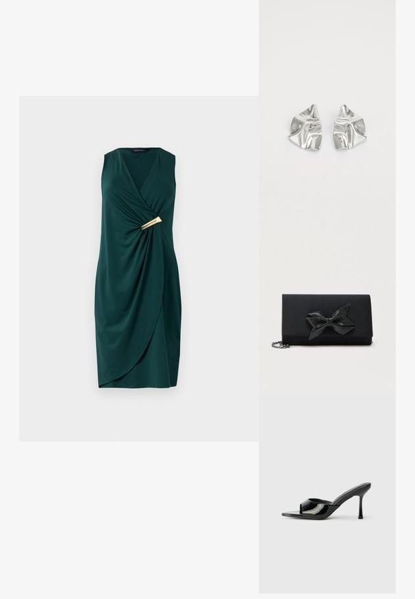 Grøn, ærmeløs kjole med indviklet design og draperet stof. Har et guldaccent ved taljen. Glat tekstur.; Sorte patenterede læder open-toe mules med en smal strop og stiletto hæl. Glat tekstur og minimalistisk design med en flad sål.; Sort clutchtaske med satinfinish, der har en tekstureret metallisk sløjfedetalje. Inkluderer en kæderem for alsidige bære muligheder.; Sølvmetal øreringe med et bølgende, skulpturelt design, der har en poleret overflade og uregelmæssige former, hvilket fremhæver en moderne æstetik.