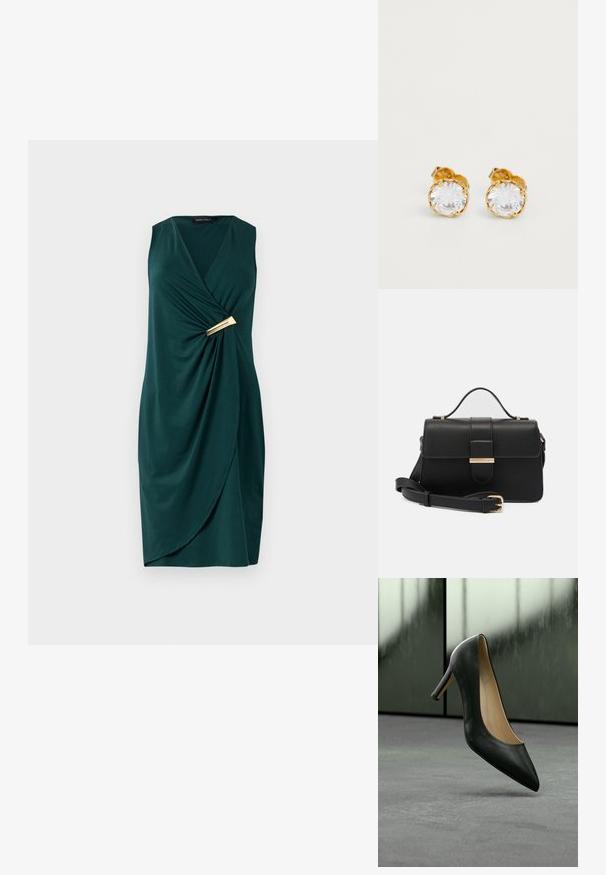 Grünes, ärmelloses Kleid mit Wickeldesign und drapiertem Stoff. Verfügt über einen goldenen Akzent an der Taille. Glatte Textur.; Schwarzer Leder-Pumps mit spitzer Zehe, der über einem grauen Teppichboden vor mattierten Glasplatten schwebt.; Schwarze Lederhandtasche mit goldenen Metallakzenten, rechteckige Form, Klappenverschluss, verstellbarer Schultergurt, glatte Textur, minimalistisches Design.; Goldfarbene Ohrstecker mit großen, runden klaren Kristallen in einer Krappenfassung, mit einer glatten metallischen Oberfläche und ohne sichtbar Muster.