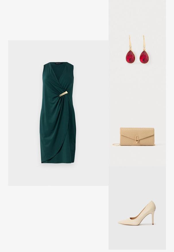 Robe verte sans manches avec un design enveloppant et un tissu drapé. Présente un accent doré à la taille. Texture lisse.; Escarpin en cuir beige à talon haut avec un bout pointu et un détail découpé sur le côté, possédant un talon stiletto fin pour le soutien.; Pochette tissée beige à texture lisse, dotée d'une fermeture en métal doré et d'une bandoulière chaîne détachable. Forme rectangulaire.; Boucles d'oreilles en or avec de grandes pierres précieuses rouges en forme de goutte et de petites pierres claires aux crochets, suspendues sur un fond blanc.