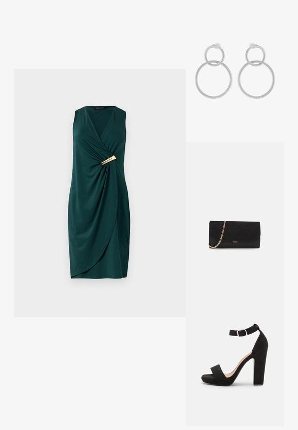 Grünes, ärmelloses Kleid mit Wickeldesign und drapiertem Stoff. Verfügt über einen goldenen Akzent an der Taille. Glatte Textur.; Anna Field by Zalando Riemensandalette - black; Schwarze Clutch aus Wildleder mit strukturierter Oberfläche, ausgestattet mit einem goldenen Kettenriemen und einem eleganten, kantigen Design.; Silberne Ohrringe aus Metall mit zwei miteinander verbundenen Kreisen, einem größeren und einem kleineren, mit gebürsteter Oberfläche und Steckverschluss.
