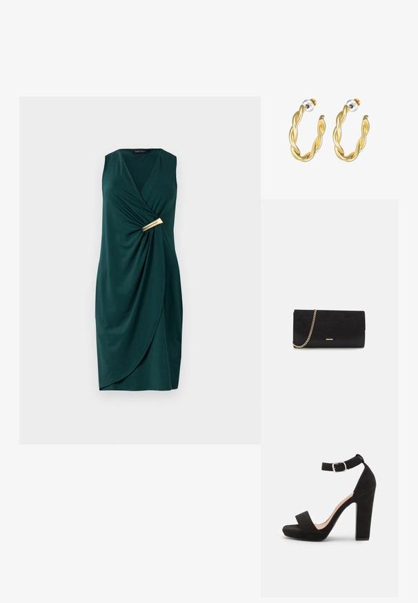Groene, mouwloze jurk met een wikkelontwerp en gedrapeerde stof. Bevat een gouden accent bij de taille. Glad textuur.; Anna Field by Zalando Sandalen - black; Zwarte clutch tas gemaakt van suede met een textuurafwerking, voorzien van een gouden schouderband en een strakke, hoekige vorm.; Gouden gedraaide oorringen met een gladde afwerking, voorzien van een transparante achterkant en goudkleurige hardware.