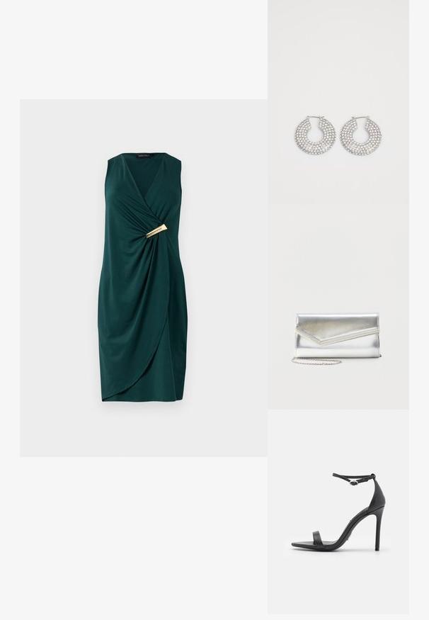 Groene, mouwloze jurk met een wikkelontwerp en gedrapeerde stof. Bevat een gouden accent bij de taille. Glad textuur.; Zwarte hoge hakken sandalen met een open teen, dunne banden en een enkelsluiting. Gladde leren textuur met een puntige neus.; Glanzende zilveren clutch met envelopvormige klep en decoratieve rand, klein zilveren kettingriempje, op een effen lichte achtergrond.; Zilveren hoepeloorbellen versierd met meerdere heldere kristalaccenten, met een gestructureerd oppervlak en een open cirkelvormig ontwerp.