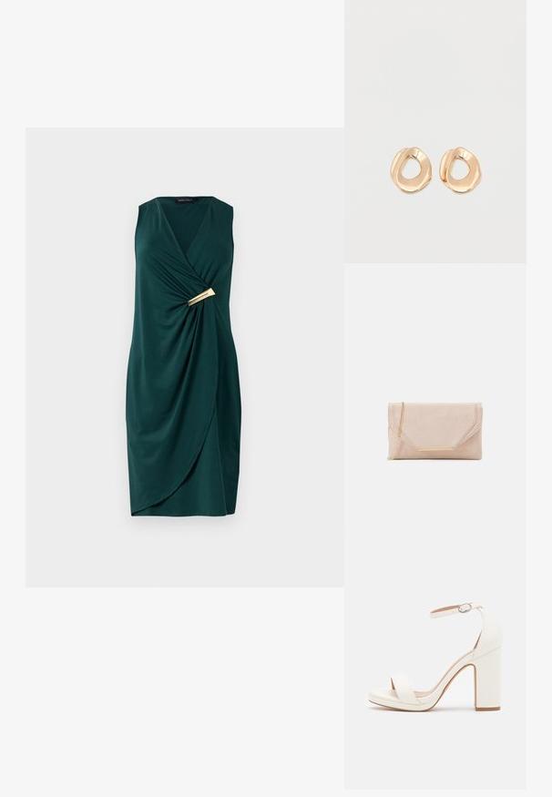 Grünes, ärmelloses Kleid mit Wickeldesign und drapiertem Stoff. Verfügt über einen goldenen Akzent an der Taille. Glatte Textur.; Weiße High-Heel-Sandale mit Knöchelriemen, minimalistisches Design, offene Zehen, Blockabsatz und glattes Lederfinish.; Beige Wildleder-Clutch mit einer goldenen Kettenriemen und rechteckigem Hardware-Detail. Verfügt über einen umklappbaren Deckel mit schrägen Kanten und Nahtdetails.; Paar unregelmäßig geformter, polierter Creolen aus goldfarbenem Metall mit offenem Zentrum auf weißem Hintergrund.