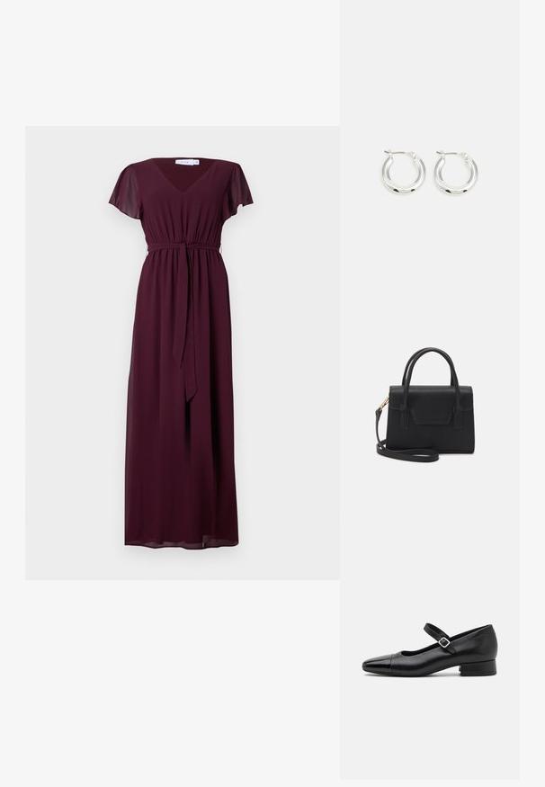 Langes, burgunderfarbenes Kleid mit V-Ausschnitt, kurzen, flatternden Ärmeln und einem verstellbaren Gürtel in der Taille; aus fließendem, leichtem Stoff gefertigt.; Schwarze Leder-Mary-Jane-Schuhe mit einer patentierten Zehenkappe, verstellbarem Knöchelriemen und niedrigem Blockabsatz. Glatte Textur und elegantes Design.; Schwarze strukturierte Handtasche aus Leder mit einem oberen Tragegriff, abnehmbarem Schulterriemen und einer Klappe auf der Vorderseite. Akzente in Goldmetall.; Silberne Creolen mit glänzender Oberfläche, die eine kreisrunde Form haben und mit einem schwenkbaren Verschluss ausgestattet sind. Glatte Textur mit minimalen Details.