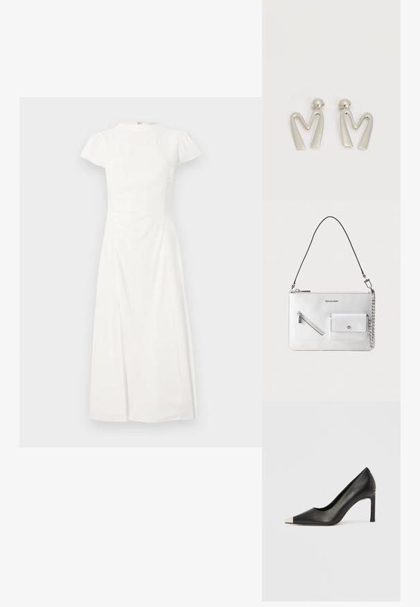 Robe midi blanche à manches courtes avec un col montant et une taille cintrée, présentant une fente avant subtile sur un fond uni.; Chaussure à talon haut en cuir noir avec bout pointu et capuchon argenté métallique. Présente une finition lisse et un talon fin de 10 cm.; Sac à main en cuir blanc avec bandoulière noire amovible, poche zippée frontale et petite poche avec fermeture à fermoir argenté et détail chaîne.; Paire de boucles d'oreilles en métal argenté en forme de lettre M angulaire avec des tiges arrondies sur fond blanc.