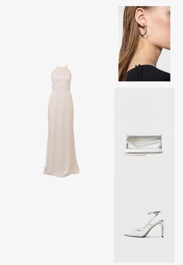 Langes, fließendes Kleid aus cremefarbenem Stoff mit Neckholder-Design und tailliertem Schnitt, sorgt für eine glatte Textur und elegante Silhouette.; Klarer Stiletto-Absatzschuh mit spitzer Zehe, transparentem Material, metallisch silbernen Akzenten und verstellbarem Knöchelriemen.; Glänzende silberne Clutch mit Umschlagklappe und dekorativem Besatz, kleiner silberner Kettenriemen, auf einfachem hellem Hintergrund.; Silberne Creolen mit polierter Oberfläche, die kleine goldene Akzentdetails und eine runde Form aufweisen, am Ohrläppchen getragen.