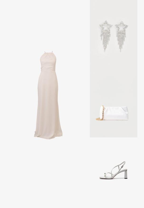 Langes, fließendes Kleid aus cremefarbenem Stoff mit Neckholder-Design und tailliertem Schnitt, sorgt für eine glatte Textur und elegante Silhouette.; Weiße Riemchensandale mit einem flachen Zehenriemen, einem Blockabsatz und einem verstellbaren Knöchelriemen mit einer metallischen Schnalle.; Weiße weiche Clutch-Tasche mit goldener Kettenriemen, verziert mit klaren Edelsteinen, vor einem einfarbigen hellgrauen Hintergrund.; Glitzernde Sternohrringe mit herabhängendem Fransen-Detail, in silberner Farbe und mit einer glänzenden, reflektierenden Oberfläche. Sternform mit filigranem Design.