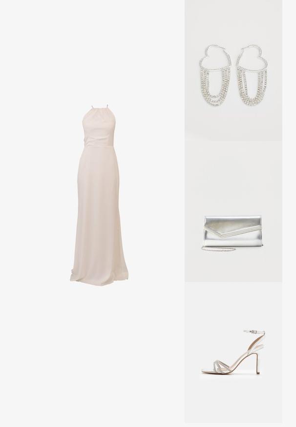 Langes, fließendes Kleid aus cremefarbenem Stoff mit Neckholder-Design und tailliertem Schnitt, sorgt für eine glatte Textur und elegante Silhouette.; Silberne High-Heel-Sandale mit mehreren Riemen, verziert mit Strasssteinen, offener Zehenpartie und einem Knöchelverschluss. Glatte, metallische Oberfläche.; Glänzende silberne Clutch mit Umschlagklappe und dekorativem Besatz, kleiner silberner Kettenriemen, auf einfachem hellem Hintergrund.; Silberne Creolen in Herzform, verziert mit herabhängenden Strängen aus klaren Strasssteinen für zusätzlichen Glanz und Textur.