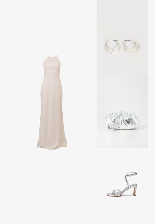Langes, fließendes Kleid aus cremefarbenem Stoff mit Neckholder-Design und tailliertem Schnitt, sorgt für eine glatte Textur und elegante Silhouette.; Silberne High-Heel-Sandalen mit eckiger Zehenpartie, dünnem Knöchelriemen und Riemen über dem Spann. Glänzende Metallic-Oberfläche mit einem 3-Zoll-Blockabsatz.; Metallisch silberne Clutch-Tasche mit einem weichen, gerafften Körper und einem dünnen Schultergurt. Sie verfügt über eine glatte, glänzende Textur und eine abgerundete Form.; Silberne Creolen mit drei geschichteten halbkreisförmigen Bändern, eines davon verziert mit kleinen klaren Kristallen auf hellem Hintergrund.