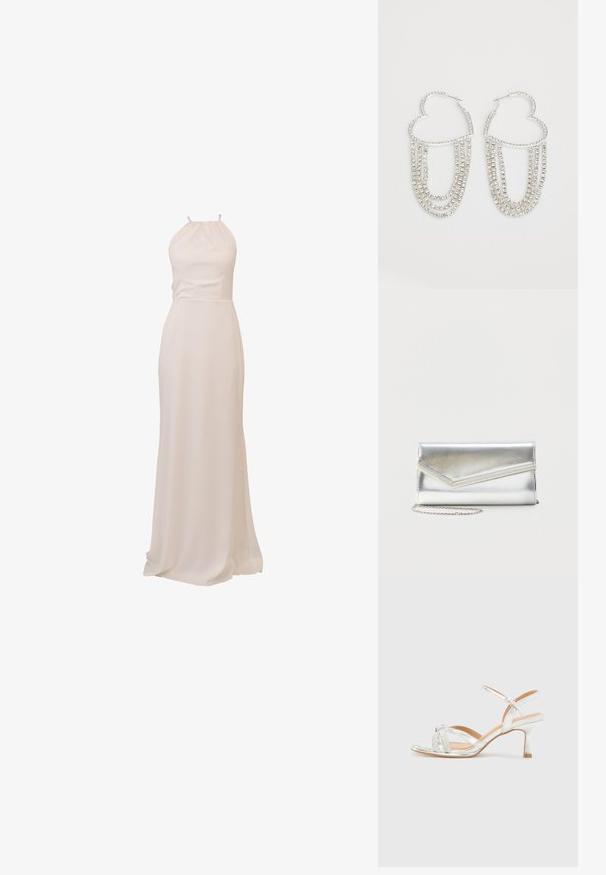 Langes, fließendes Kleid aus cremefarbenem Stoff mit Neckholder-Design und tailliertem Schnitt, sorgt für eine glatte Textur und elegante Silhouette.; Silberne Sandalen mit Absatz verfügen über ein Kreuzdesign mit Glitzerelementen, schmalen Riemen und einem dünnen Absatz. Glatte metallische Oberfläche und beiges Fußbett.; Glänzende silberne Clutch mit Umschlagklappe und dekorativem Besatz, kleiner silberner Kettenriemen, auf einfachem hellem Hintergrund.; Silberne Creolen in Herzform, verziert mit herabhängenden Strängen aus klaren Strasssteinen für zusätzlichen Glanz und Textur.