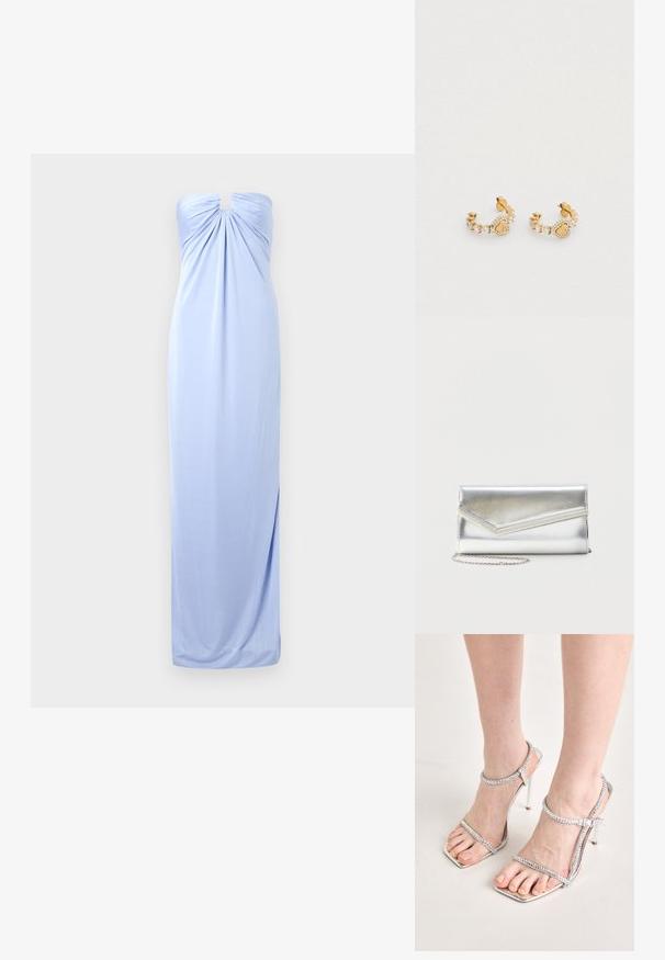 Vestido maxi sin mangas de color azul claro con un cuerpo fruncido, que presenta un sutil corte en el escote y una tela suave y fluida.; Pies que llevan sandalias de tacón alto plateadas con correas finas y puntas cuadradas, de pie sobre una superficie de color claro.; Bolso clutch plateado brillante con solapa de estilo sobre y adorno decorativo, pequeña correa de cadena plateada, sobre fondo liso claro.; Pendientes de tono dorado con detalles en forma de corazón y cristales transparentes, con un diseño retorcido y cierre seguro.