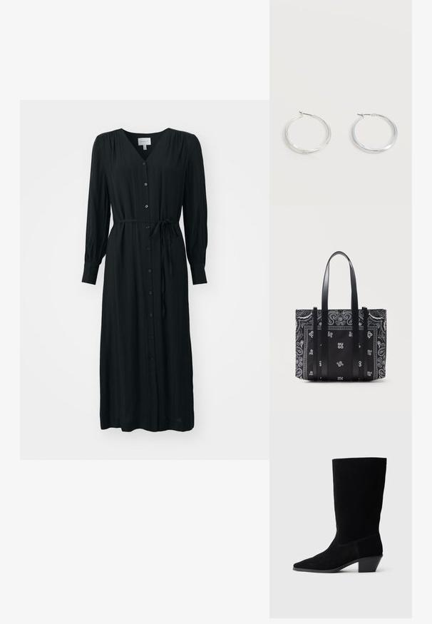 Zwarte jurk met lange mouwen van lichtgewicht stof, met een V-hals, knoopsluiting aan de voorkant en een strikdetail bij de taille, met een licht gestructureerde afwerking.; Zwarte suede enkellaars met een spitse neus, een schacht van gemiddelde hoogte en een chunky hak. Heeft minimaal stikwerk en een gladde textuur.; Zwart-witte tote tas met paisley- en bloemenbandanaprint, twee lange zwarte handvatten en "HUGO" logo aan de voorkant in het midden.; Zilverkleurige metalen creolen oorbellen met een glad, licht gebogen oppervlak en sluitingen met haaksluiting op een effen witte achtergrond.