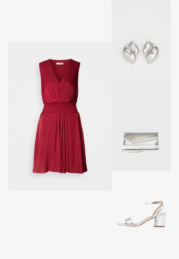 Vestido rojo sin mangas con escote en V profundo, cintura fruncida y falda fluida. Tela suave y ligera con una textura sutil.; Sandaña de tacón metálico plateado con una amplia banda en la parte delantera, tira en el tobillo y tacón cuadrado. Textura suave con un acabado brillante y diseño minimalista.; Bolso clutch plateado brillante con solapa de estilo sobre y adorno decorativo, pequeña correa de cadena plateada, sobre fondo liso claro.; Pendientes de plata con una forma orgánica y abstracta. Superficie lisa y brillante con un diseño cónico. Presentan suaves curvas y un detalle de línea central.