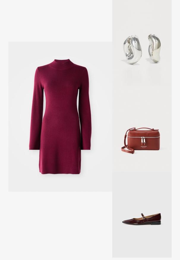 Robe tricotée bordeaux ajustée à manches longues, avec col montant, ourlet droit et texture lisse sur un fond uni.; Ballerines en cuir verni bordeaux de type Mary Jane avec un bout pointu, un talon plat et une sangle décorative avec une boucle circulaire.; Petit sac bandoulière en cuir marron avec double fermeture éclair argentée et sangle réglable, logo Emporio Armani à l'avant.; Boucles d'oreilles sculpturales en argent avec des formes douces et courbes et des surfaces réfléchissantes. Présentent un design de boucle fermée et une forme organique distincte.