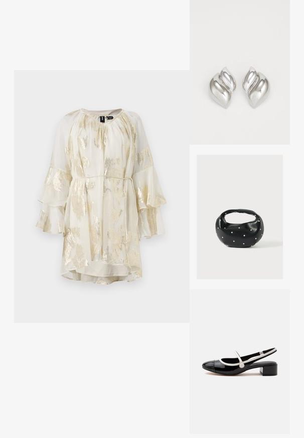 Leichtes, cremefarbenes Kleid mit goldenem Blumenmuster, ausgestellten Ärmeln und gerafftem Ausschnitt. Verfügt über einen Bindegürtel in der Taille für eine verstellbare Passform.; Schwarzer Slingback-Schnürschuh aus Lackleder mit weißem Riemen und Besatz, niedrigem Blockabsatz und runder Zehenpartie auf weißem Hintergrund.; Schwarze Lederhandtasche mit abgerundeter Form, verziert mit silbernen Nietenakzenten und kurzem Griff. Glatte Struktur und Reißverschlussverschluss.; Silberne Ohrringe mit einer organischen, abstrakten Form. Glatte, glänzende Oberfläche mit einem konischen Design. Mit dezenten Kurven und einem zentralen Linienelement.