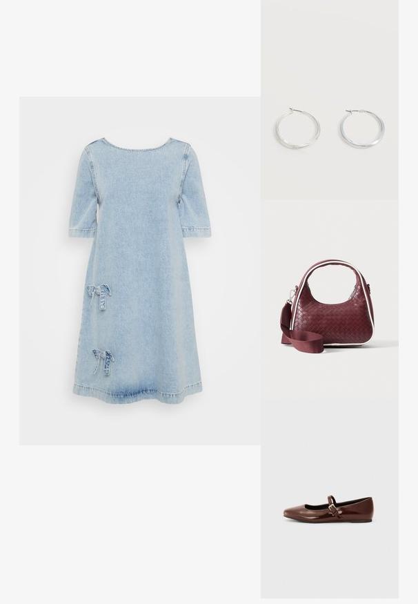 Vestido de mezclilla azul claro con mangas cortas, escote redondo y dos lazos decorativos en la parte delantera. Diseño casual y relajado.; Bailarina de charol marrón con punta cuadrada y tira que presenta una pequeña hebilla dorada. Textura suave, tacón bajo y diseño minimalista.; Bolso de mano de cuero tejido color granate con asa curva, ribete blanco, cremallera plateada y correa desmontable de tela ancha para el hombro sobre fondo liso.; Pendientes de aro de metal plateado con superficie lisa y ligeramente curvada y cierre de tipo mosquetón sobre un fondo blanco liso.