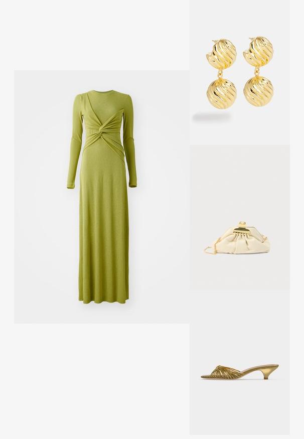 Langärmliges, olivgrünes Maxikleid aus weichem Material, mit einem gedrehten Frontdesign und bodenlangem Saum.; Goldfarbener offener Mule-Schuh mit niedrigem Kittenabsatz und geknotetem Design auf weißem Hintergrund.; Cremefarbene Clutch aus weichem Material mit einem goldfarbenen Verschluss und einer Kettenriemen, mit gerafftem Design am Körper.; Goldfarbene Ohrringe mit einem gedrehten Design. Sie besitzen zwei kugelförmige Elemente, die beide eine wellige Textur und eine polierte Oberfläche aufweisen.