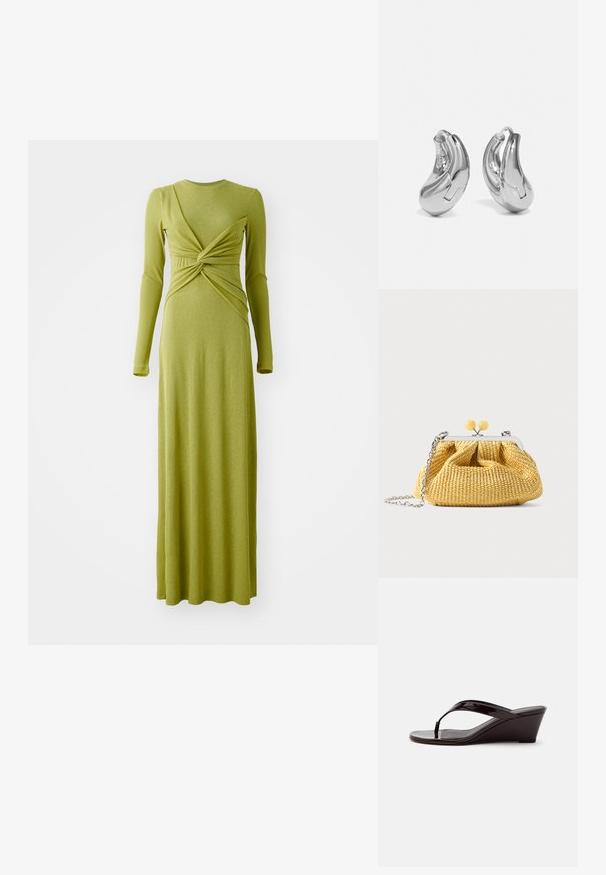 Langärmliges, olivgrünes Maxikleid aus weichem Material, mit einem gedrehten Frontdesign und bodenlangem Saum.; Braune Sandale mit Keilabsatz aus Lackleder mit Zehensteg und offenem Zehenbereich, seitlich auf einfarbigem Hintergrund gezeigt.; Kleine gelbe gewebte Handtasche mit silbernem Rahmen, zwei gelben Kugelverschlüssen und einem silbernen Kettenriemen auf weißem Hintergrund.; Silberne Creolen mit einer gebogenen, glänzenden Oberfläche und einem nahtlosen Design. Verfügt über einen Scharnierverschluss für sicheren Halt.