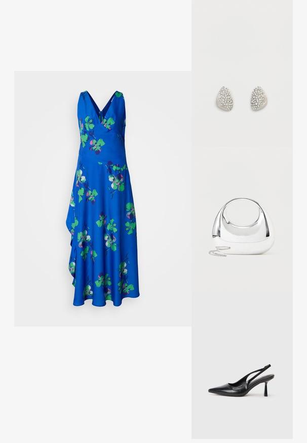 Sininen hihaton mekko, jossa on V-pääntie ja vihreä-purpuran värinen kukkakuosi. Liukuva hame, jossa on epäsymmetrinen helma.; Musta nahkainen avokärkinen slingback-korkokenkä, jossa on kapea korko, valkoista taustaa vasten.; Kiiltävä, hopeanvärinen metallinen käsilaukku, jossa on pyöristetty muoto, soikea leikatun kahvan aukko ja hopeaketjuhihna yksinkertaisella vaalealla taustalla.; Pienet hopeanväriset kolmionmuotoiset korvakorut, joissa on kirkkaista strasseista koostuva ryhmä, valkoisella taustalla.