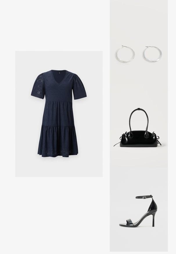 Robe bleu marine longueur genoux avec décolleté en V, manches courtes bouffantes et motif en dentelle ajourée sur toute la matière.; Sandale à talon haut en cuir verni noir avec un bout ouvert, une seule lanière à l'avant et une lanière de cheville ajustable.; Petit sac à main noir brillant avec deux longues anses et des détails à cordon sur les côtés sur un fond clair uni.; Boucles d’oreilles créoles en métal argenté avec une surface lisse légèrement incurvée et des fermoirs à clapet sur un fond blanc uni.